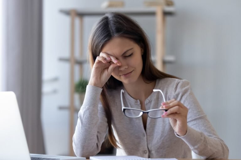 Lee más sobre el artículo Envejecimiento y vista cansada: qué esperar y cómo manejarlo.